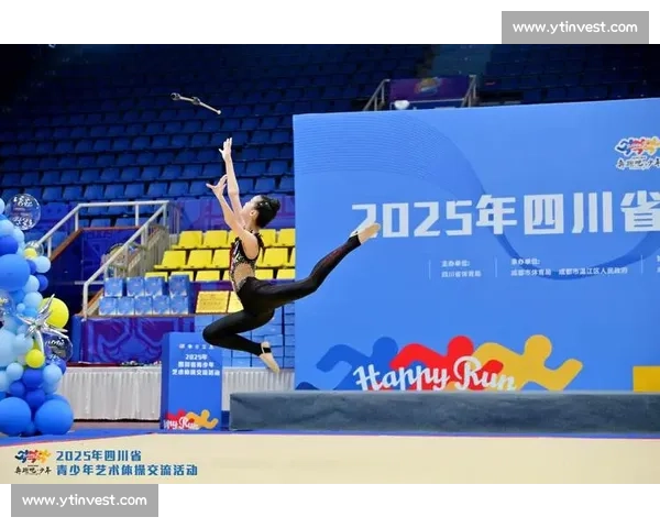 体操赛场精彩瞬间汇聚顶尖选手竞技与力量美的较量 - 副本